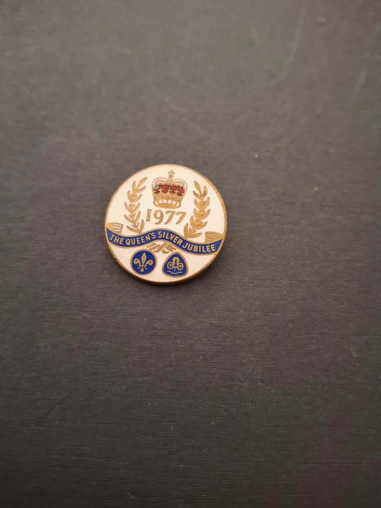 Queen's Silver Jubilee Speld 1977, Scouting., Verzamelen, Ophalen of Verzenden, Zo goed als nieuw, Embleem, Speld of Insigne