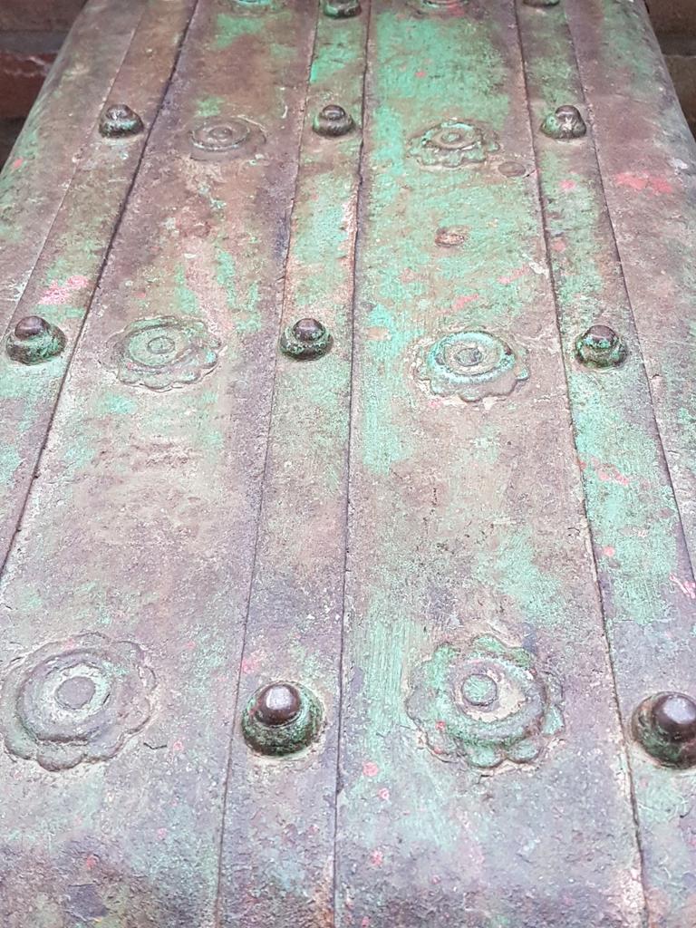 Antiek grote 19e/20e eeuw Indiase metalen schrijverskist, Huis en Inrichting, Woonaccessoires | Kisten, Ophalen, 200 cm of meer