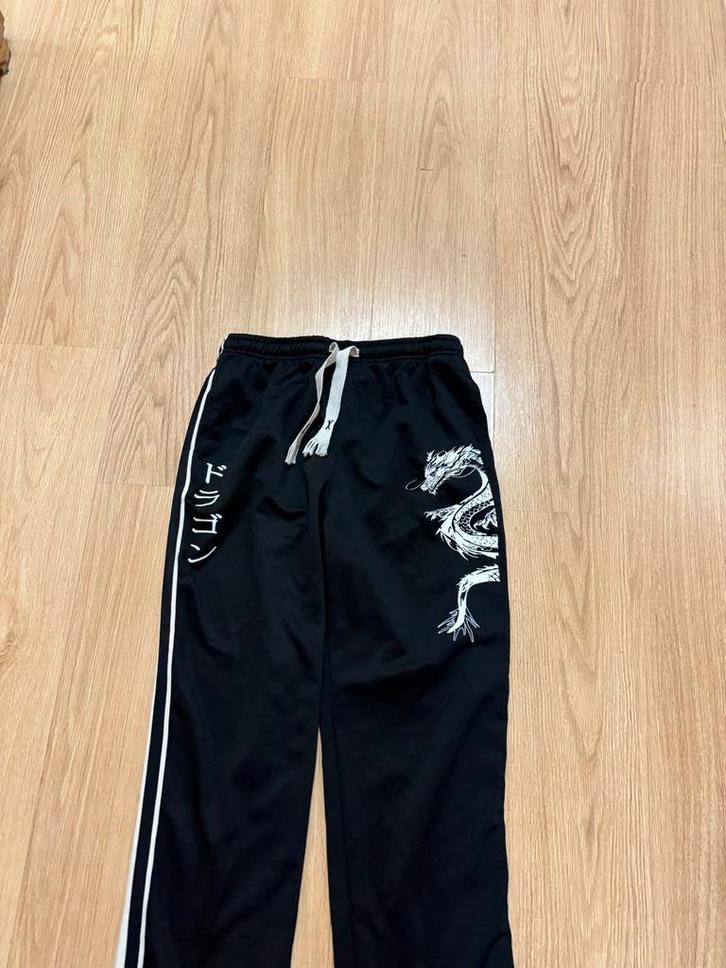 Zwarte joggingbroek met drakenprint en Chinese tekst Maat S, Kleding | Dames, Broeken en Pantalons, Zo goed als nieuw, Maat 36 (S)