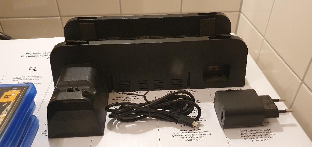 PS4 PRO met 3 games en laadstation., Spelcomputers en Games, Ophalen, 1 TB, Met 1 controller, Pro