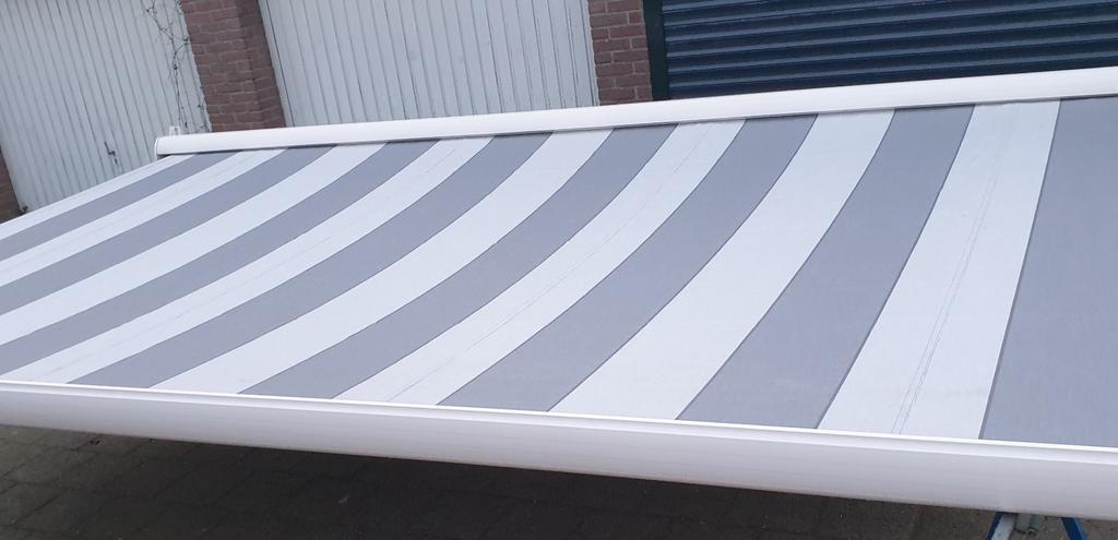 Mooi cassette zonnescherm afstandbediend Nieuw doek  5 x 3 M, Tuin en Terras, Zonneschermen, 450 cm of meer, Elektrisch, Ophalen of Verzenden