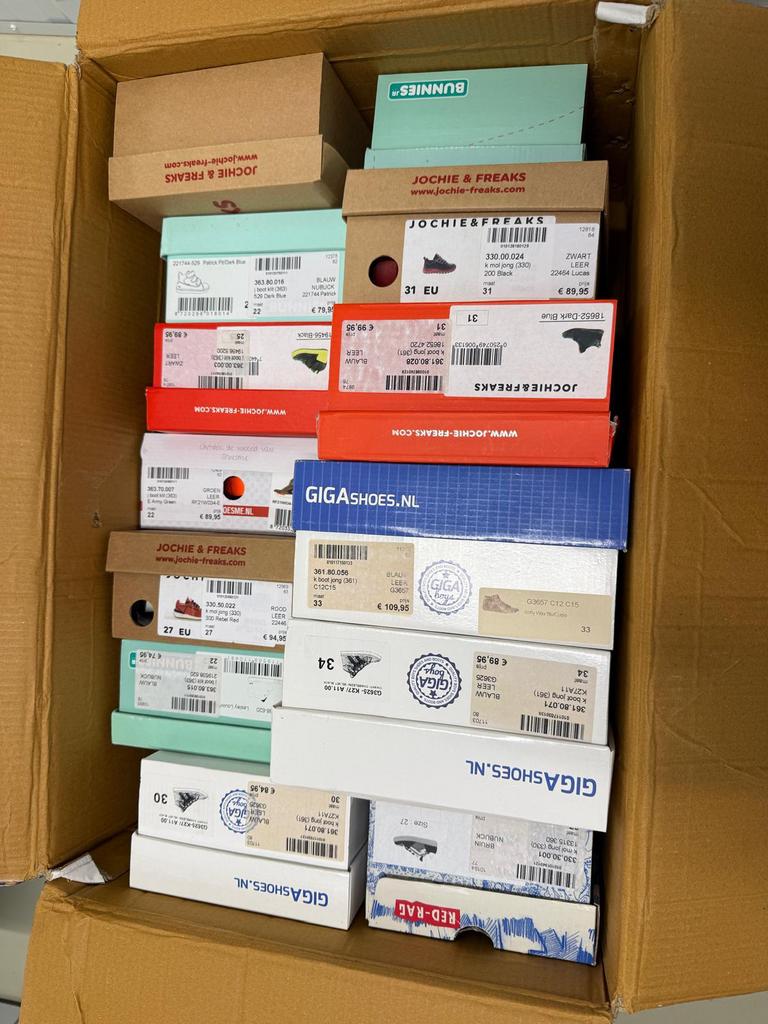 Partij van ongeveer 100 kinderschoenen, Ophalen, Jongen of Meisje, Schoenen, Nieuw