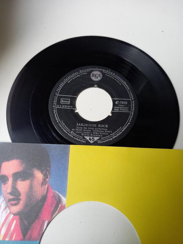 Elvis Presley  - Jailhouse rock  / Treat me nice., Ophalen of Verzenden, Zo goed als nieuw, Pop