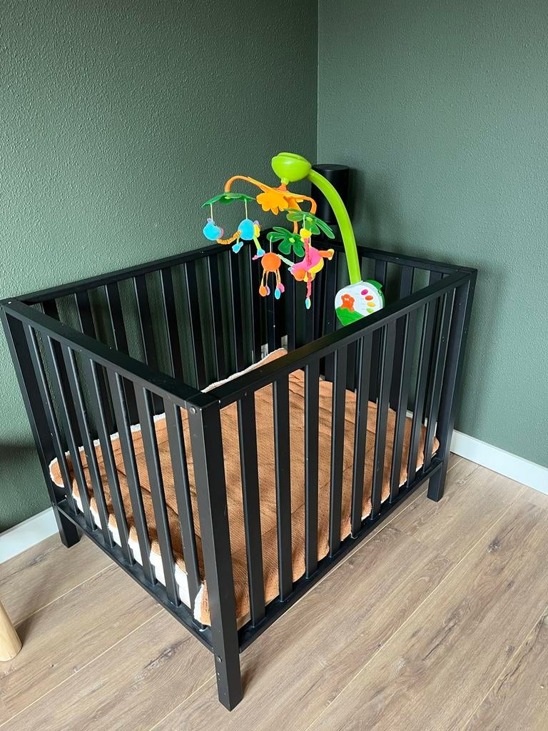 Zwarte houten babybox, Ophalen, Gebruikt, Rechthoekig, In hoogte verstelbaar