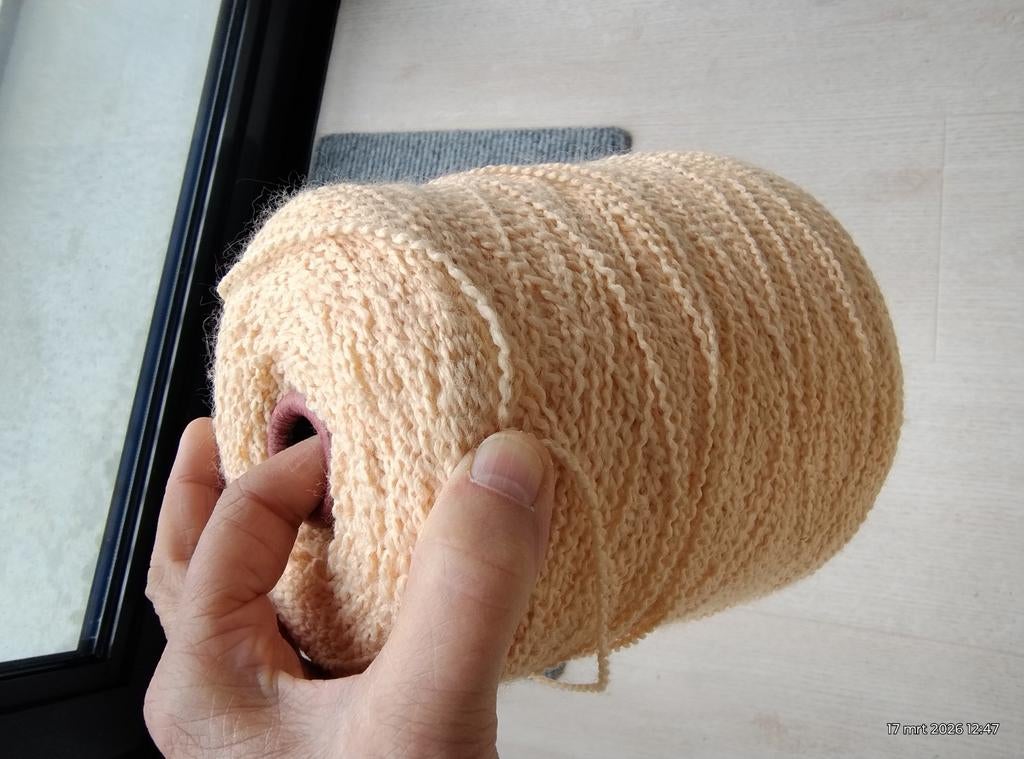 Breigaren op cone, perzikkleur, ruim 700 gram, Ophalen of Verzenden, Zo goed als nieuw, Breien of Haken