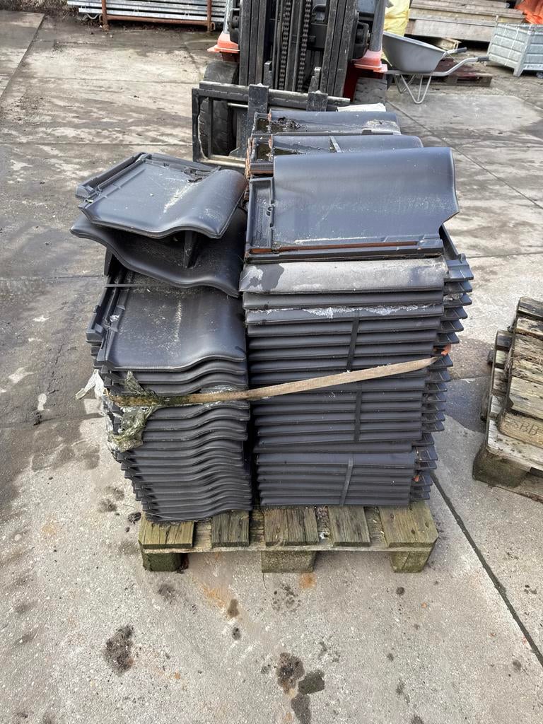 Nieuwe dakpannen, ca. 21 m2 (192 stuks), Ophalen, Steen of Klei, Zwart, Nieuw