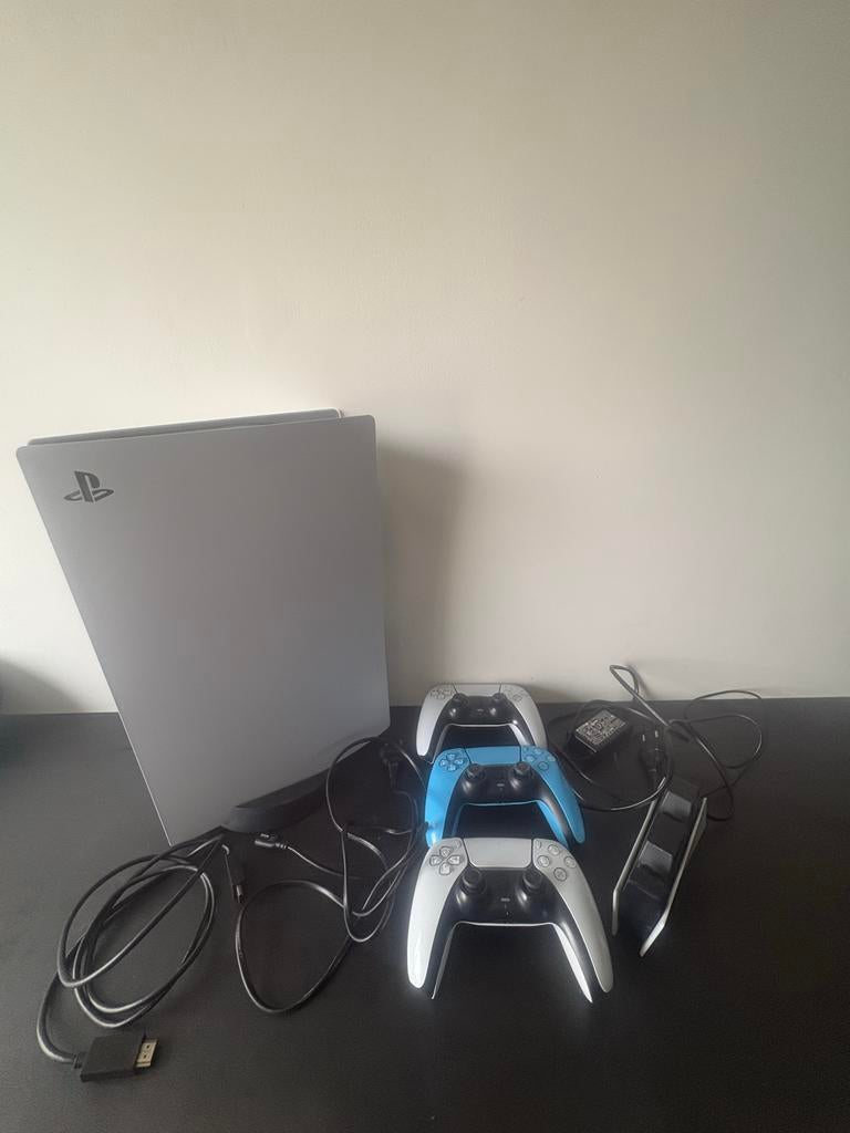 PlayStation 5 Disc Versie met 3 Controllers en Oplaadstation, Spelcomputers en Games, Ophalen of Verzenden, Zo goed als nieuw