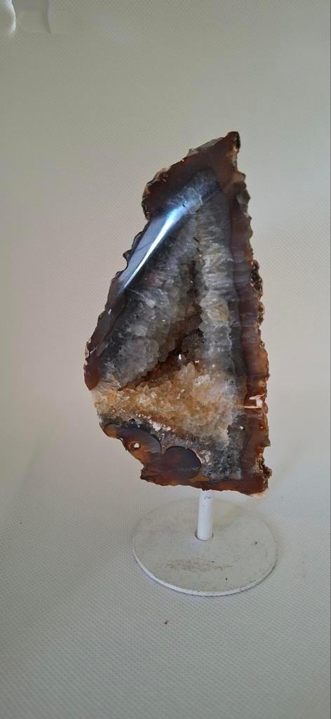 Mooie Agaat op standaard met glittergrot, Ophalen of Verzenden