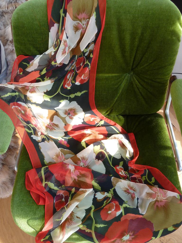 Lange mousseline zijden foulard, sjaal, viooltjes dessin, Kleding | Dames, Verzenden, Maat 46/48 (XL) of groter, Sjaal, Onbekend