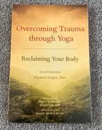 Overcoming Trauma Through Yoga - E. Hopper / David Emerson, Boeken, Verzenden, Zo goed als nieuw