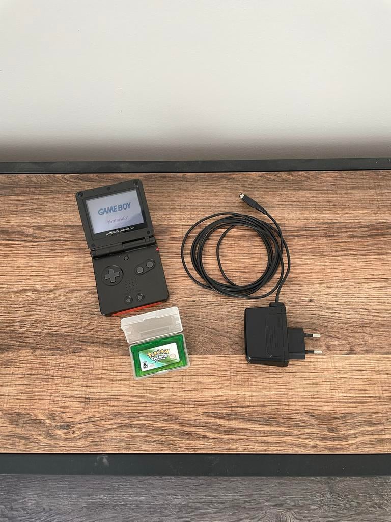 Nintendo Game Boy Advance SP met Pokémon FireRed en Emerald, Spelcomputers en Games, Spelcomputers | Nintendo Game Boy, Zo goed als nieuw