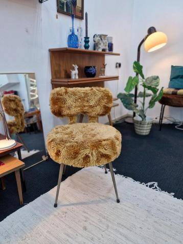 Vintage stoeltje pluche okergeel 60s beschikbaar voor biedingen