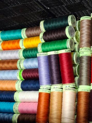 GÜTERMANN Naaimachinegaren - 51 Klosjes Assorti beschikbaar voor biedingen