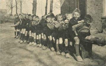 (301-259-025) Neerbosch Onze Schooljongens in hun spel beschikbaar voor biedingen