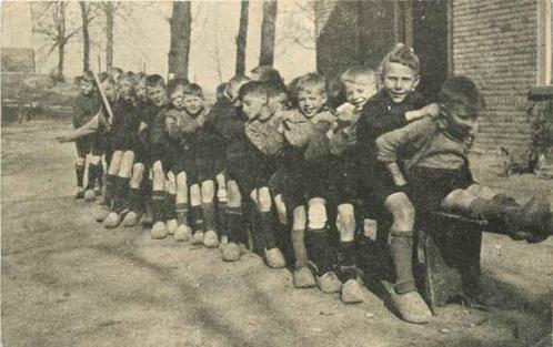 (301-259-025) Neerbosch Onze Schooljongens in hun spel, Verzamelen, Ansichtkaarten | Nederland, Gelderland, Verzenden