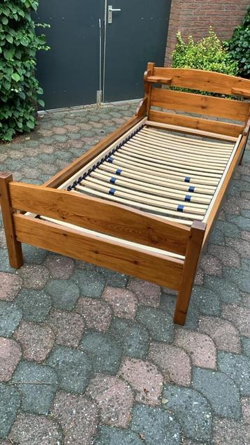 Houten eenpersoonsbed met lattenbodem instelbare heupzone beschikbaar voor biedingen