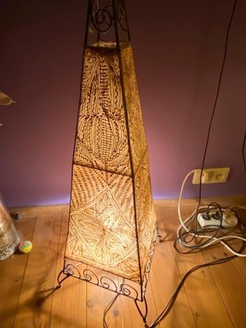Oosterse of Marokkaanse henneplamp. 107 cm hoog beschikbaar voor biedingen