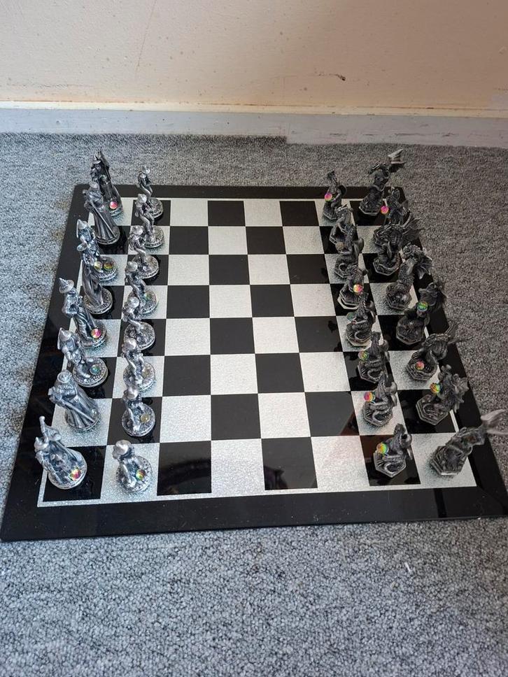Schaakbord Draken & Tovenaars - 39,5x39,5 cm, Hobby en Vrije tijd, Gezelschapsspellen | Bordspellen, Zo goed als nieuw, Een of twee spelers