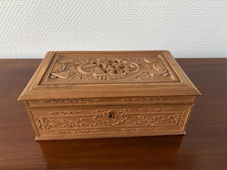 Antieke 19e eeuwse Chinese houten kist met houtsnijwerk., Antiek en Kunst, Curiosa en Brocante, Ophalen of Verzenden
