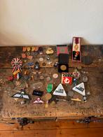 Verzameling penningen medailles pins wo2 tot 80er jaren, Ophalen of Verzenden, Overige materialen