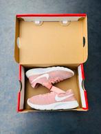 Sneakers | Nike | Coral | Maat 28, Gebruikt, Meisje, Sportschoenen, Ophalen of Verzenden