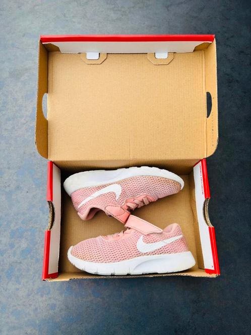 Sneakers | Nike | Coral | Maat 28, Kinderen en Baby's, Kinderkleding | Schoenen en Sokken, Gebruikt, Sportschoenen, Meisje, Ophalen of Verzenden
