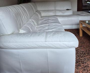 Hoekbank wit leer. Moderne stijl. Zit comfortabel. 4-6 pers. beschikbaar voor biedingen