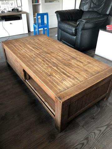 Salon tafel beschikbaar voor biedingen