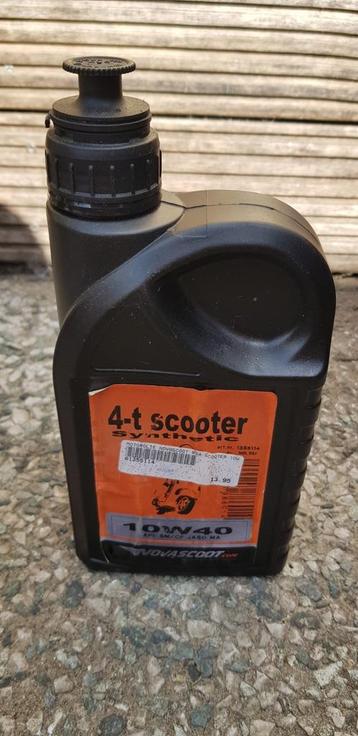 Nieuwe fles 4 takt scooter olie.  beschikbaar voor biedingen