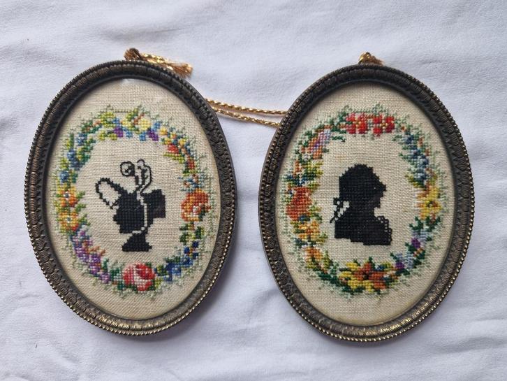 Twee vintage met bloemen decoratie geborduurde schilderijtje, Huis en Inrichting, Woonaccessoires | Schilderijen, Tekeningen en Foto's