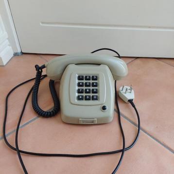 Vintage PTT vaste telefoon met toetsen beschikbaar voor biedingen