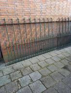 Hoog hekwerk met poot en palen, Ophalen, IJzer, Sierhekwerk