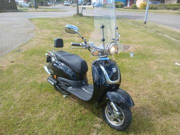 1e EIGENAAR! Bekijk advertentie >AGM scooter lage km.stand<  beschikbaar voor biedingen