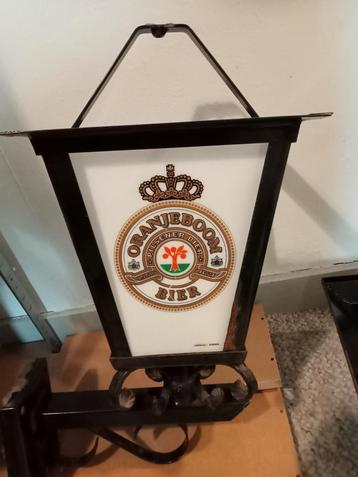 Mooie Oranjeboom buiten lantaarn. Gevelreclame. Bier, lamp beschikbaar voor biedingen