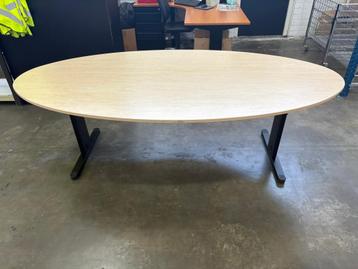 Vergadertafel ovaal 240x120cm  beschikbaar voor biedingen