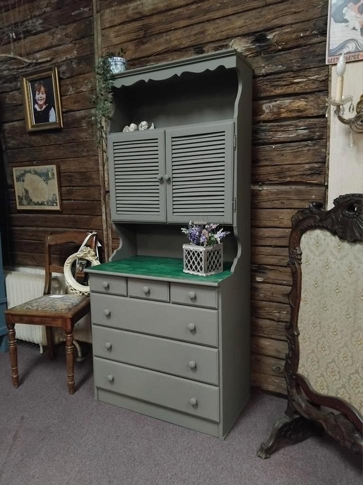 Groen geschilderd antiek kastje met louvre-deurtjes, Huis en Inrichting, Kasten | Secretaires, Gebruikt, Ophalen of Verzenden