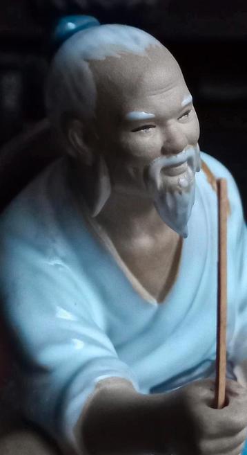 Een prachtige keramiek beeldje zittende Chinese man Nr .3 beschikbaar voor biedingen