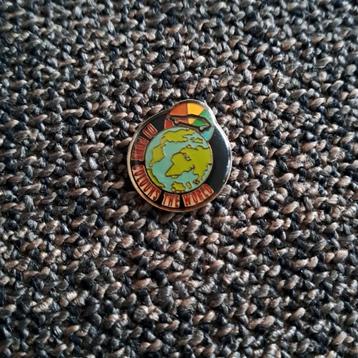 Pin 'Du pont colours the world' beschikbaar voor biedingen