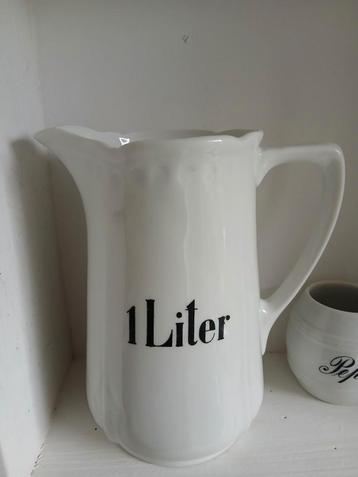 oud witte 1 Liter melkkan beschikbaar voor biedingen