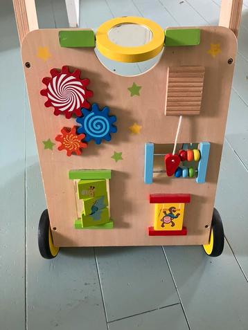 Houten loopwagen beschikbaar voor biedingen