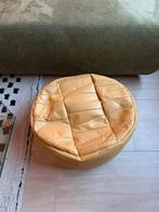 Gele leren poef, Huis en Inrichting, Banken | Voetenbanken en Poefen, Ophalen, Rond, Zo goed als nieuw, Minder dan 50 cm