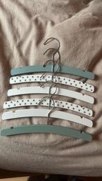 Houten baby kledinhangers 6x, Ophalen of Verzenden, Zo goed als nieuw