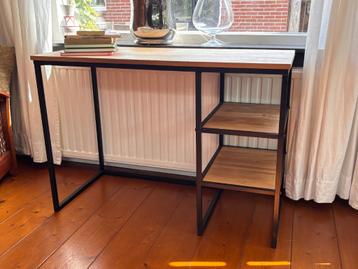 Leuk bureau van staal en hout – in perfecte staat beschikbaar voor biedingen