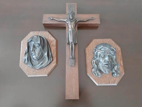 kruisbeelden en hoofden., Verzamelen, Religie, Zo goed als nieuw, Christendom | Katholiek, Overige typen, Ophalen