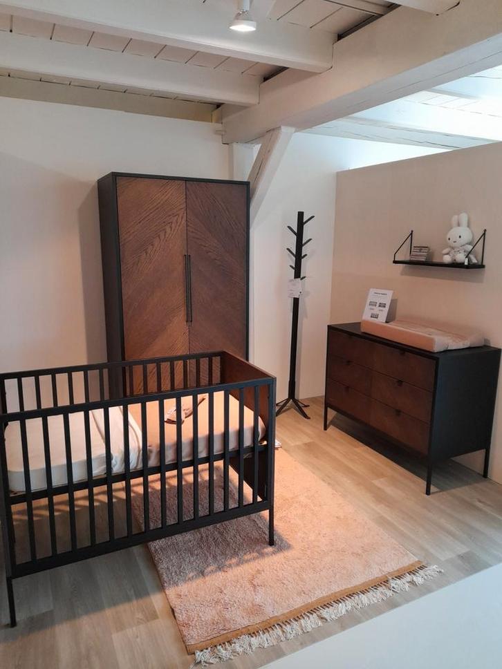 Kidsmill Vince Zwart/Walnoot 3-delige Babykamer, Kinderen en Baby's, Kinderkamer | Complete kinderkamers, Nieuw, Jongetje of Meisje