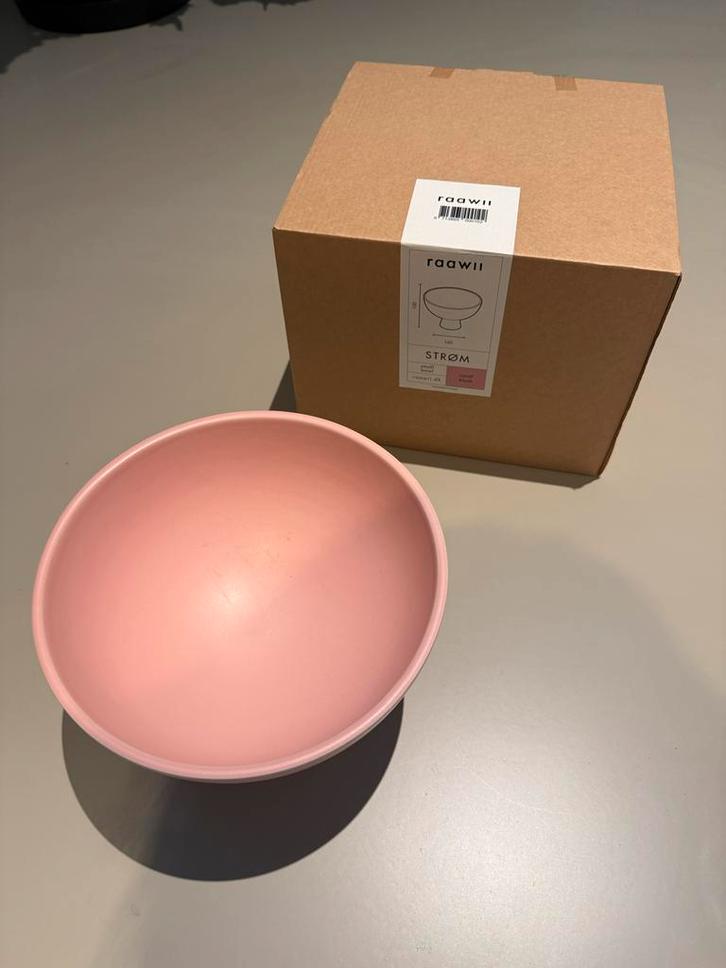Raawii Strøm Bowl - Small Coral Blush, Huis en Inrichting, Woonaccessoires | Schalen en Manden, Nieuw, Schaal, Rond, Porselein of Keramiek
