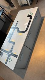 Lichtgrijze Woood kastbank  met toffe autosticker, Huis en Inrichting, Kasten | Ladekasten, Ophalen, Gebruikt, 100 tot 150 cm