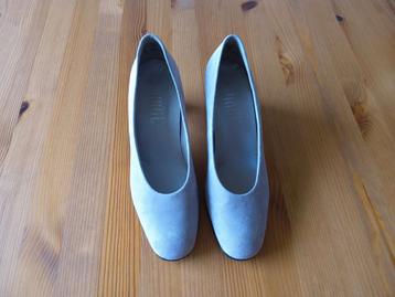 Gloednieuwe Högl pumps, beige/offwhite suede, maat 38 beschikbaar voor biedingen
