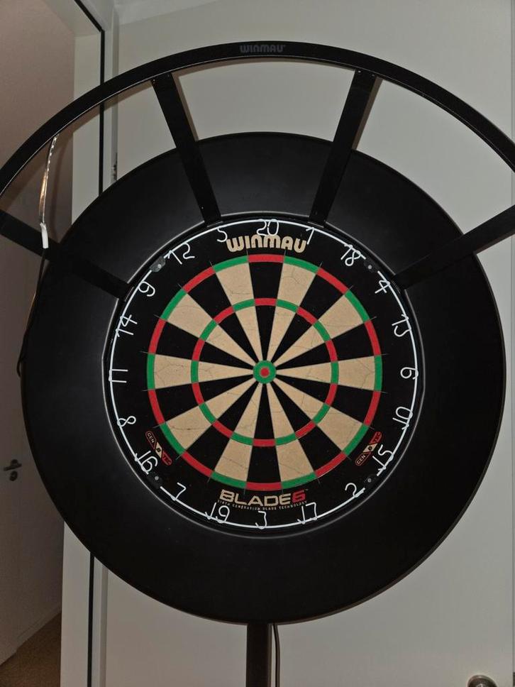 Winmau Blade 6 Dartbord met surround, stand en lamp, Sport en Fitness, Darts, Zo goed als nieuw, Dartbord met pijlen, Ophalen