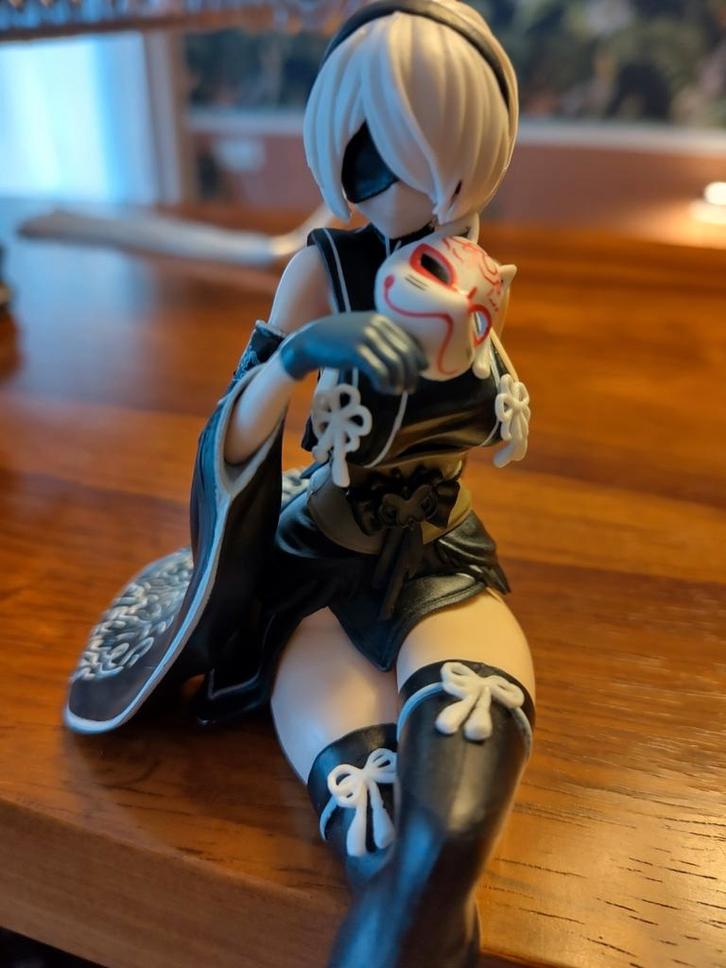 2B figure beeldje Nier Automata zittend met spirit mask, Verzamelen, Beelden en Beeldjes, Zo goed als nieuw, Overige typen, Ophalen of Verzenden